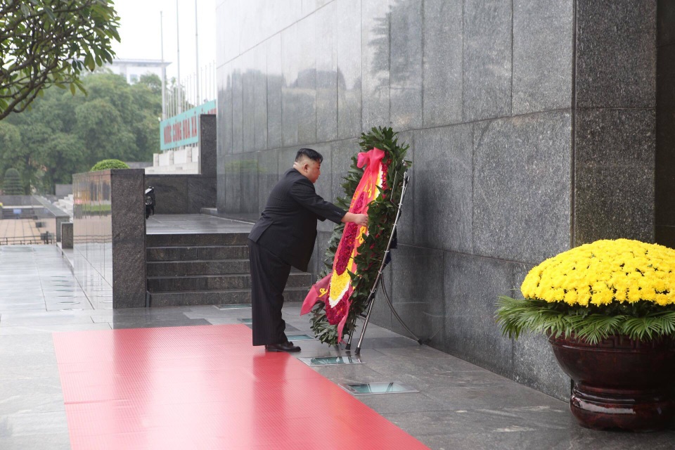 Chủ tịch Triều Tiên Kim Jong-un vào Lăng viếng Chủ tịch Hồ Chí Minh - 4 Chủ tịch Triều Tiên Kim Jong-un vào Lăng viếng Chủ tịch Hồ Chí Minh - 4