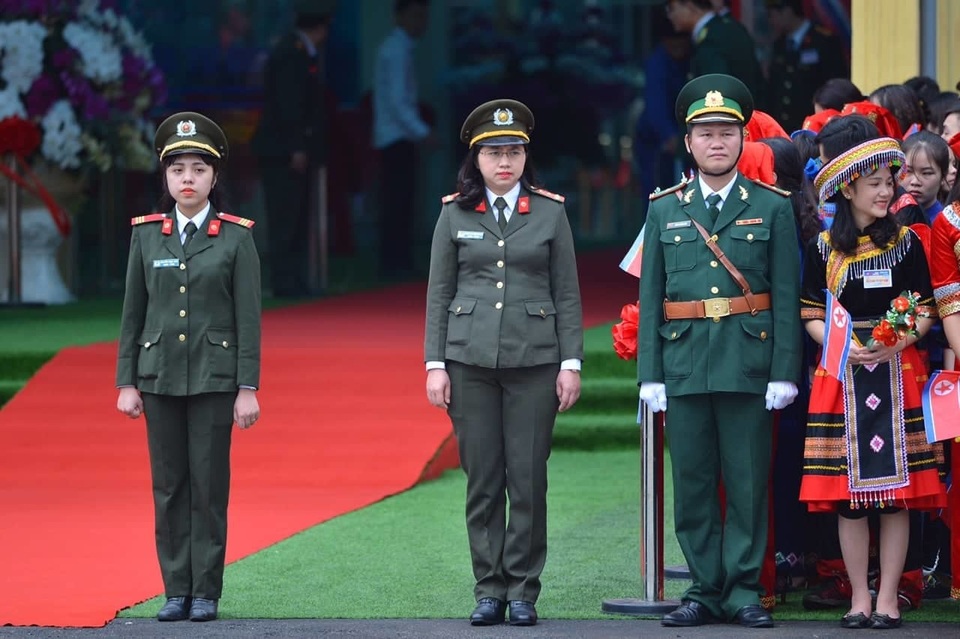 Chủ tịch Kim Jong-un vẫy tay chào Việt Nam, lên tàu về nước - 8 Chủ tịch Kim Jong-un vẫy tay chào Việt Nam, lên tàu về nước - 8