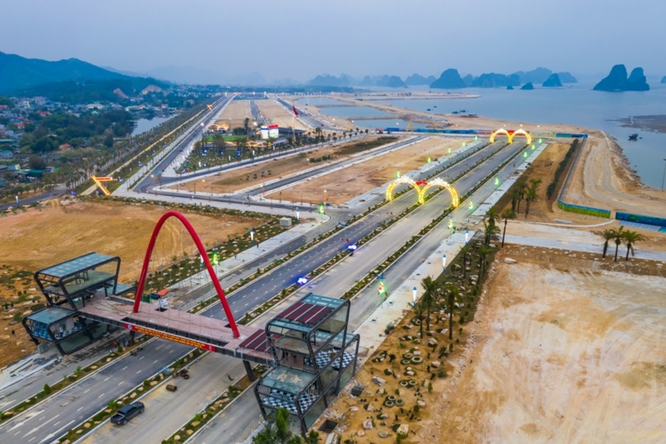 BĐS Vân Đồn: Kiếm tiền tỷ 1 ngày, môi giới kiệt sức nhập viện vì tiếp khách và giao dịch - 2 BĐS Vân Đồn: Kiếm tiền tỷ 1 ngày, môi giới kiệt sức nhập viện vì tiếp khách và giao dịch - 2