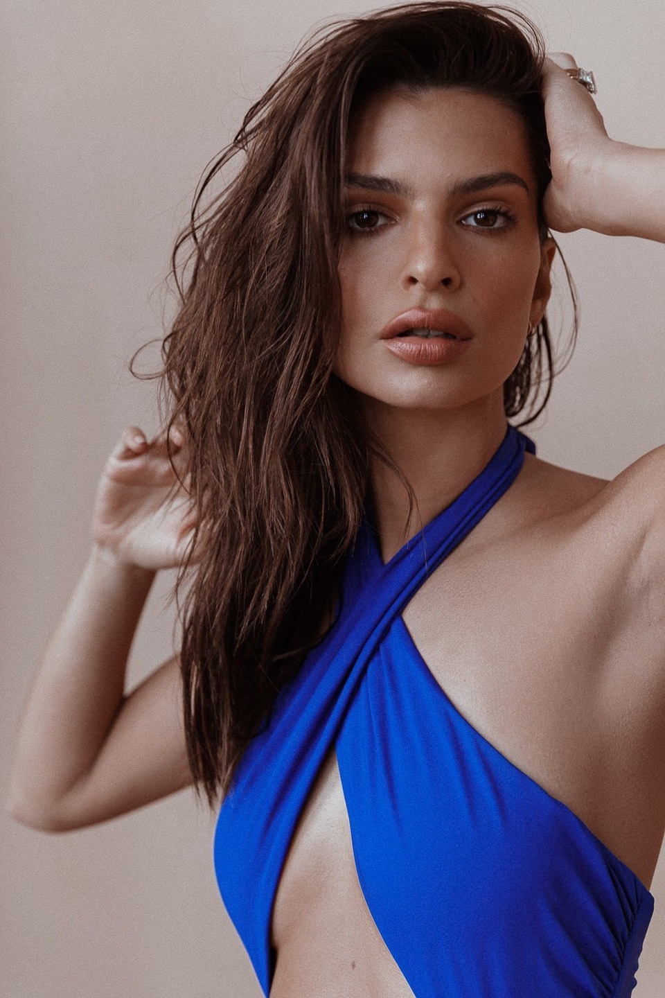 Emily Ratajkowski bốc lửa trong chùm ảnh mới - 4