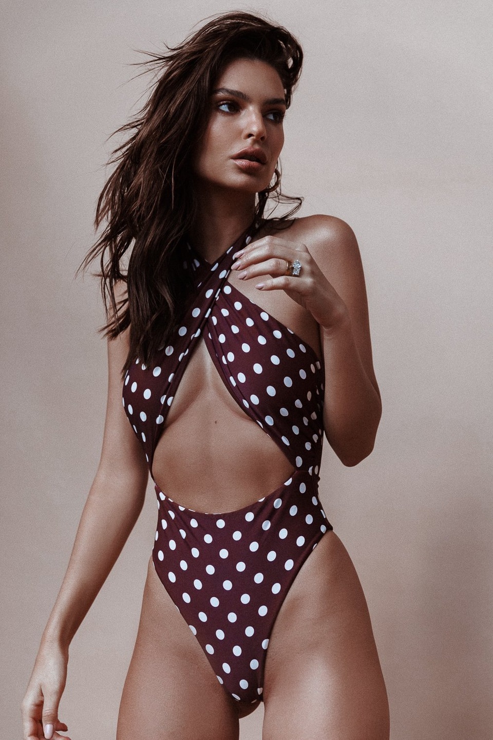 Emily Ratajkowski bốc lửa trong chùm ảnh mới - 3