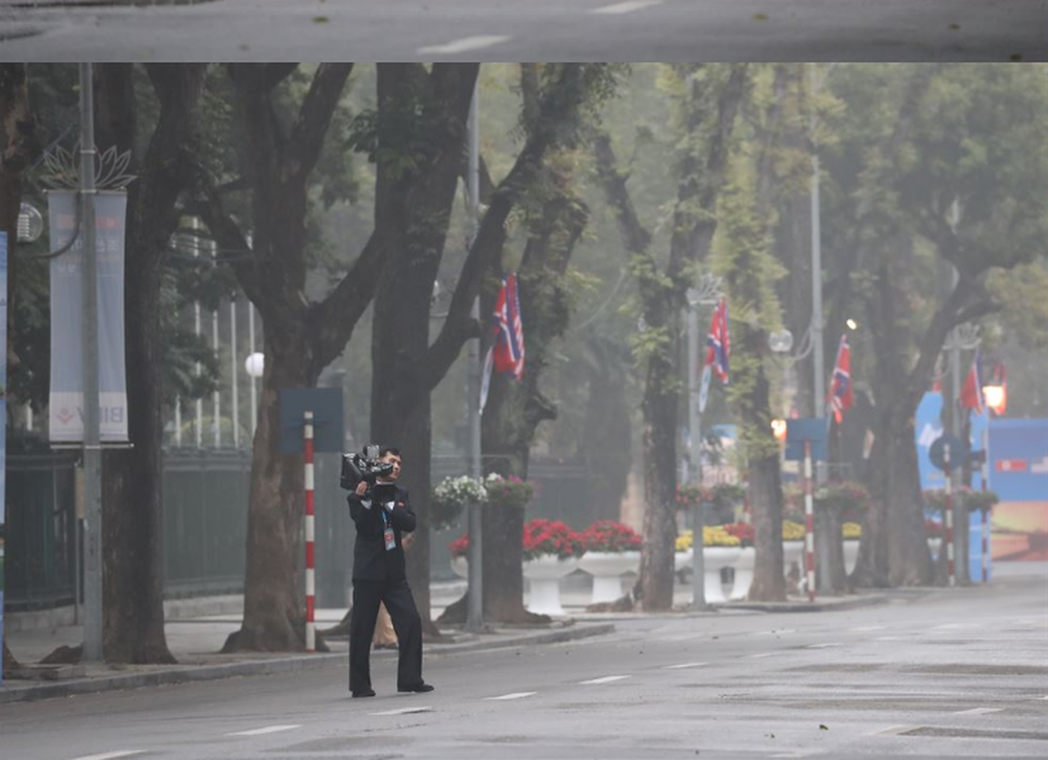 Những phóng viên Triều Tiên kín tiếng theo sát ông Kim Jong-un tại Hà Nội - 5 Những phóng viên Triều Tiên kín tiếng theo sát ông Kim Jong-un tại Hà Nội - 5