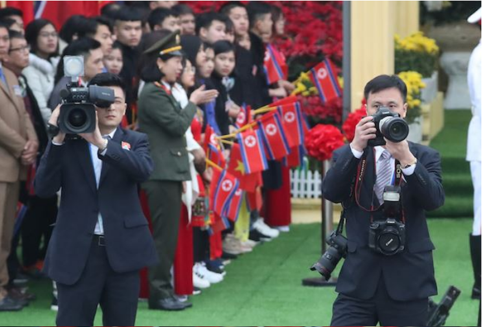 Những phóng viên Triều Tiên kín tiếng theo sát ông Kim Jong-un tại Hà Nội - 1 Những phóng viên Triều Tiên kín tiếng theo sát ông Kim Jong-un tại Hà Nội - 1