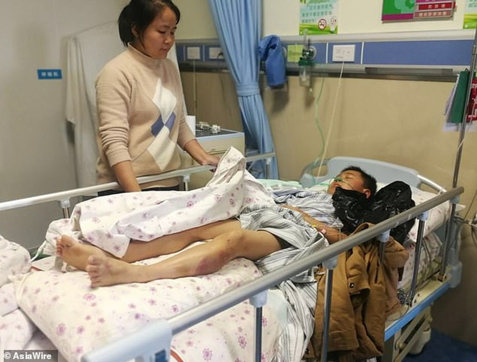 Video: Rơi từ tầng 5 xuống đất, bé trai vẫn ngồi dậy như thường - 2..jpg Video: Rơi từ tầng 5 xuống đất, bé trai vẫn ngồi dậy như thường - 2..jpg