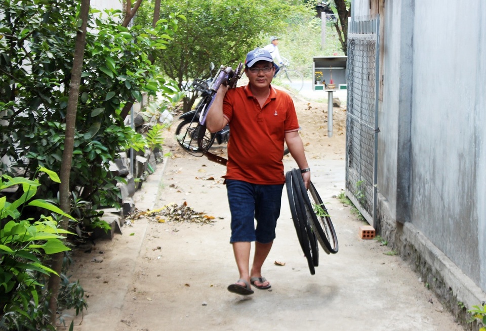 Thầy giáo “giữ chân” học trò bằng những chiếc xe đạp cũ - 1 Thầy giáo “giữ chân” học trò bằng những chiếc xe đạp cũ - 1
