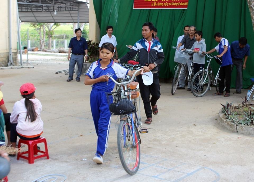 Thầy giáo “giữ chân” học trò bằng những chiếc xe đạp cũ - 6 Thầy giáo “giữ chân” học trò bằng những chiếc xe đạp cũ - 6