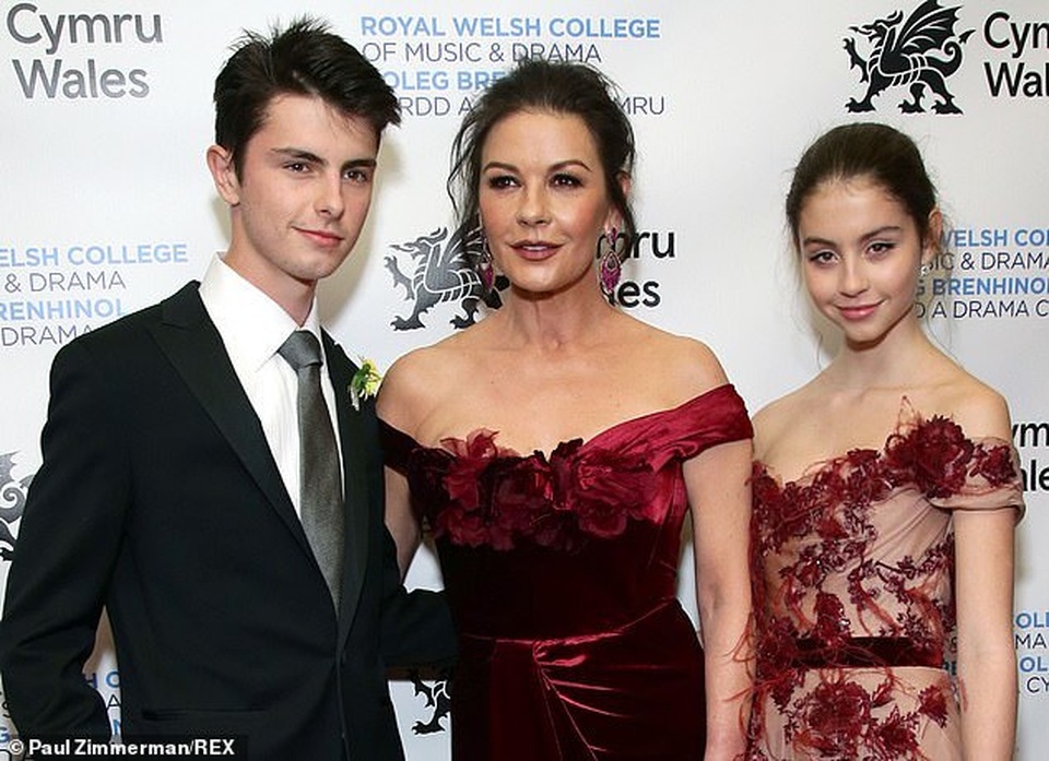 Catherine Zeta Jones sành điệu đưa 2 con dự sự kiện - 8 Catherine Zeta Jones sành điệu đưa 2 con dự sự kiện - 8