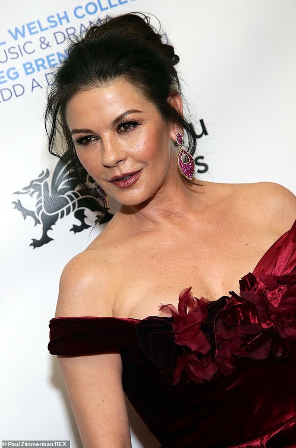 Catherine Zeta Jones sành điệu đưa 2 con dự sự kiện - 6 Catherine Zeta Jones sành điệu đưa 2 con dự sự kiện - 6