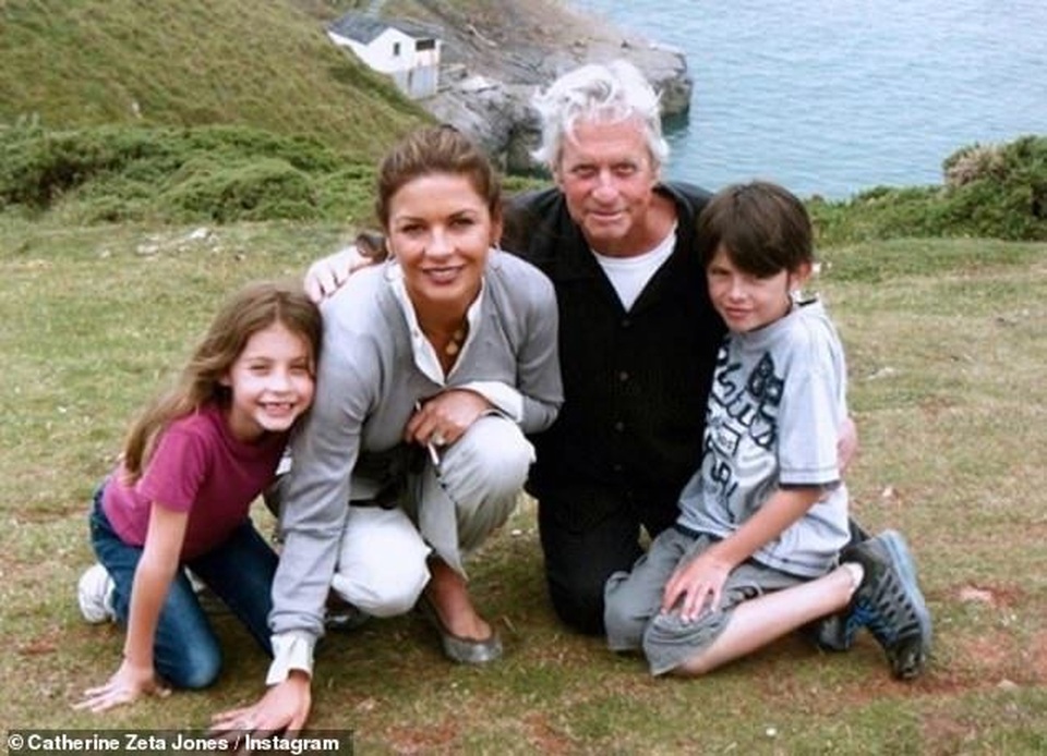 Catherine Zeta Jones sành điệu đưa 2 con dự sự kiện - 9 Catherine Zeta Jones sành điệu đưa 2 con dự sự kiện - 9