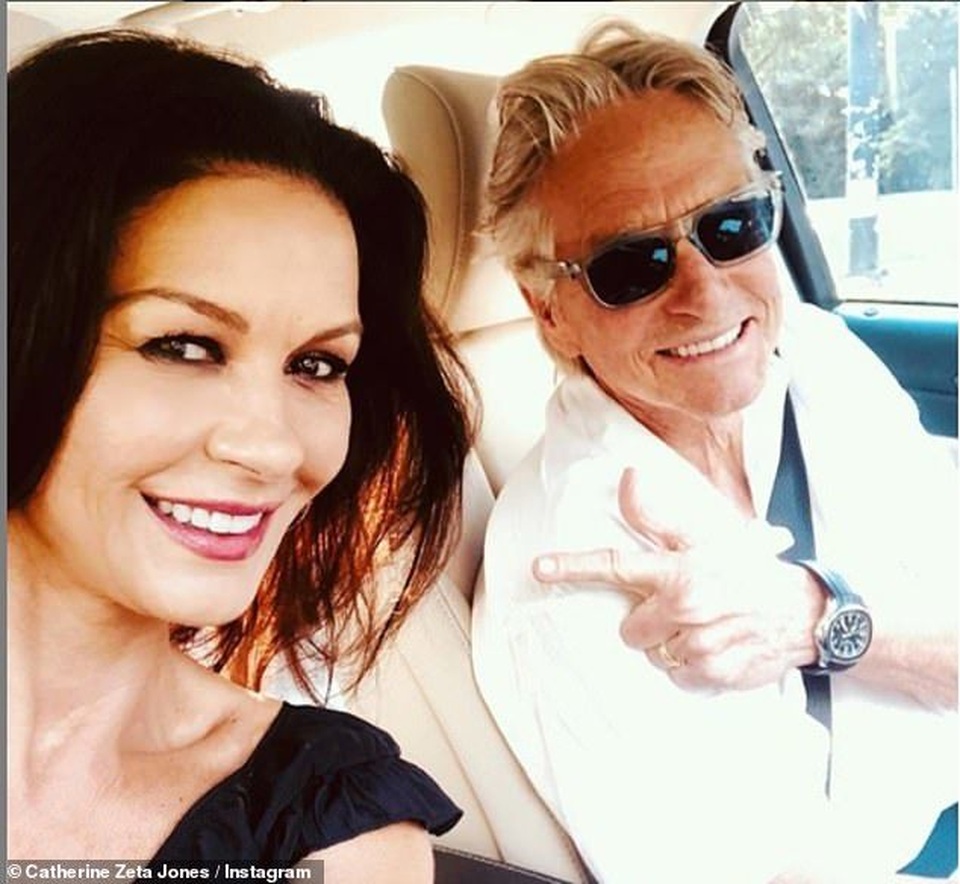 Catherine Zeta Jones sành điệu đưa 2 con dự sự kiện - 10 Catherine Zeta Jones sành điệu đưa 2 con dự sự kiện - 10
