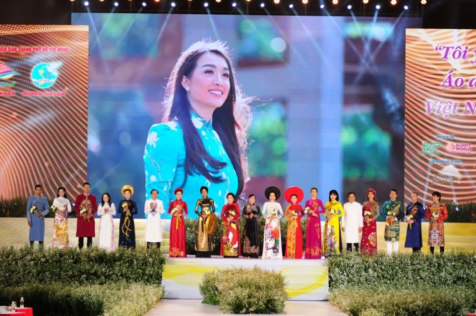 Nhiều thiết kế áo dài đặc sắc trong đêm khai mạc lễ hội áo dài 2019 - 1 Nhiều thiết kế áo dài đặc sắc trong đêm khai mạc lễ hội áo dài 2019 - 1