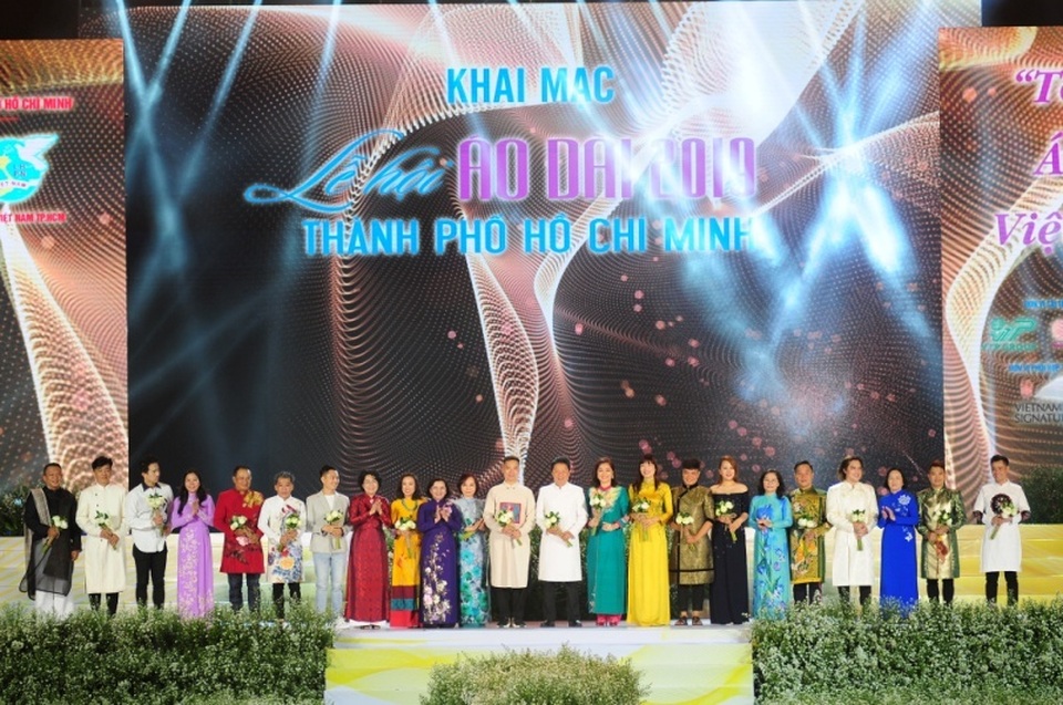 Nhiều thiết kế áo dài đặc sắc trong đêm khai mạc lễ hội áo dài 2019 - 2 Nhiều thiết kế áo dài đặc sắc trong đêm khai mạc lễ hội áo dài 2019 - 2