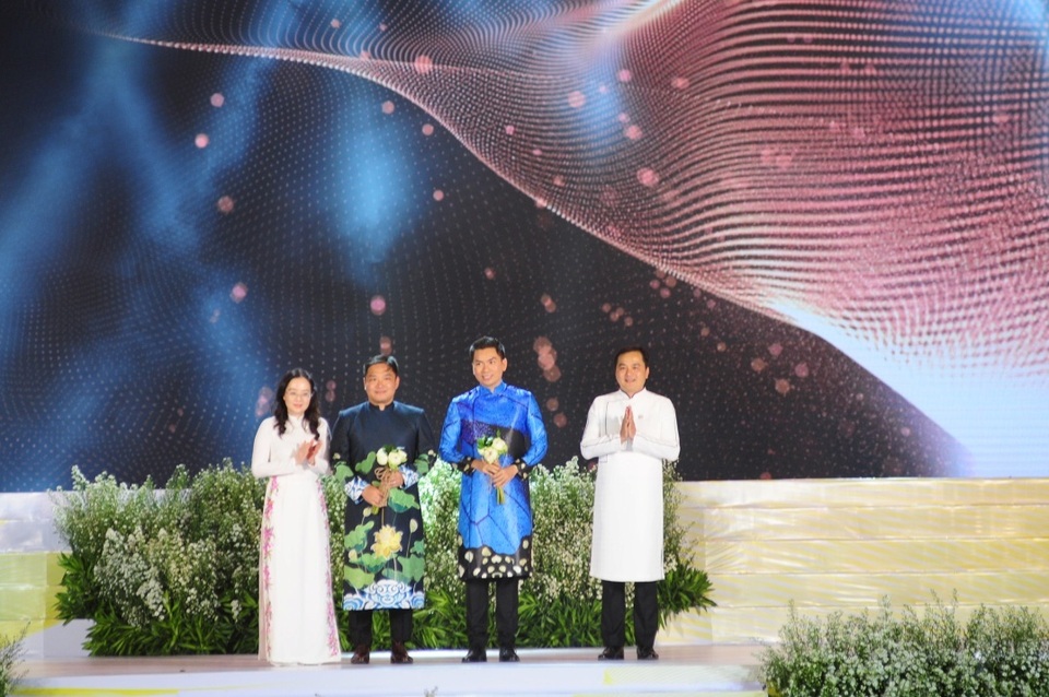 Nhiều thiết kế áo dài đặc sắc trong đêm khai mạc lễ hội áo dài 2019 - 3 Nhiều thiết kế áo dài đặc sắc trong đêm khai mạc lễ hội áo dài 2019 - 3