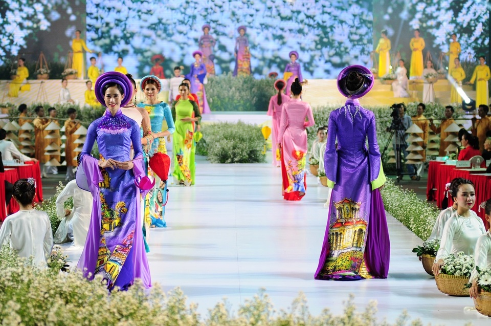 Nhiều thiết kế áo dài đặc sắc trong đêm khai mạc lễ hội áo dài 2019 - 4 Nhiều thiết kế áo dài đặc sắc trong đêm khai mạc lễ hội áo dài 2019 - 4