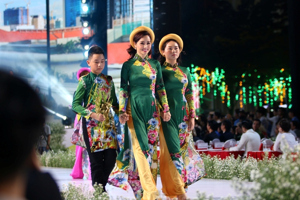 Nhiều thiết kế áo dài đặc sắc trong đêm khai mạc lễ hội áo dài 2019 - 5 Nhiều thiết kế áo dài đặc sắc trong đêm khai mạc lễ hội áo dài 2019 - 5