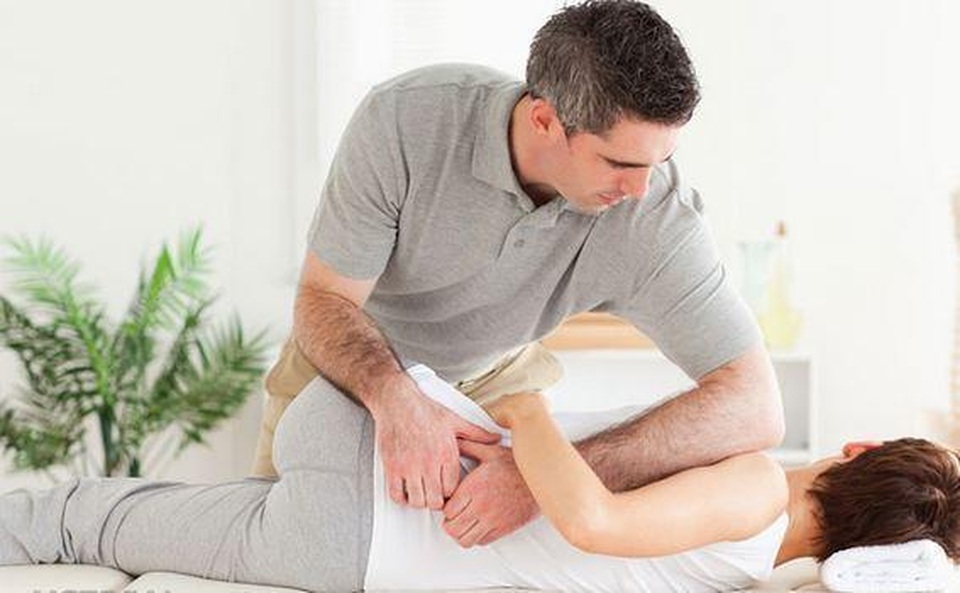 Bị đau lưng lan xuống mông là do đâu? - 1 Bị đau lưng lan xuống mông là do đâu? - 1