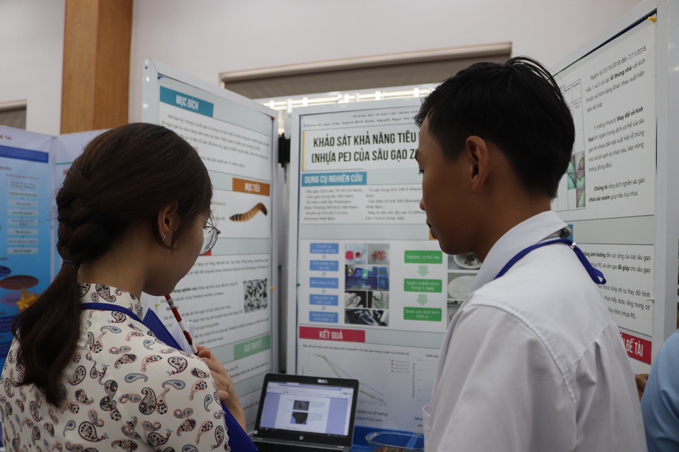 Học trò lớp 10 báo cáo nghiên cứu khoa học bằng... nhạc Rap - 2 Học trò lớp 10 báo cáo nghiên cứu khoa học bằng... nhạc Rap - 2