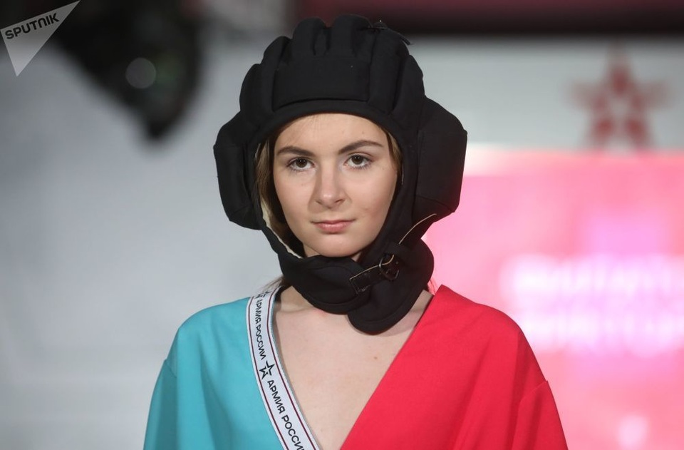 Trang phục quân đội đổ bộ sàn diễn thời trang Nga - 15 Trang phục quân đội đổ bộ sàn diễn thời trang Nga - 15