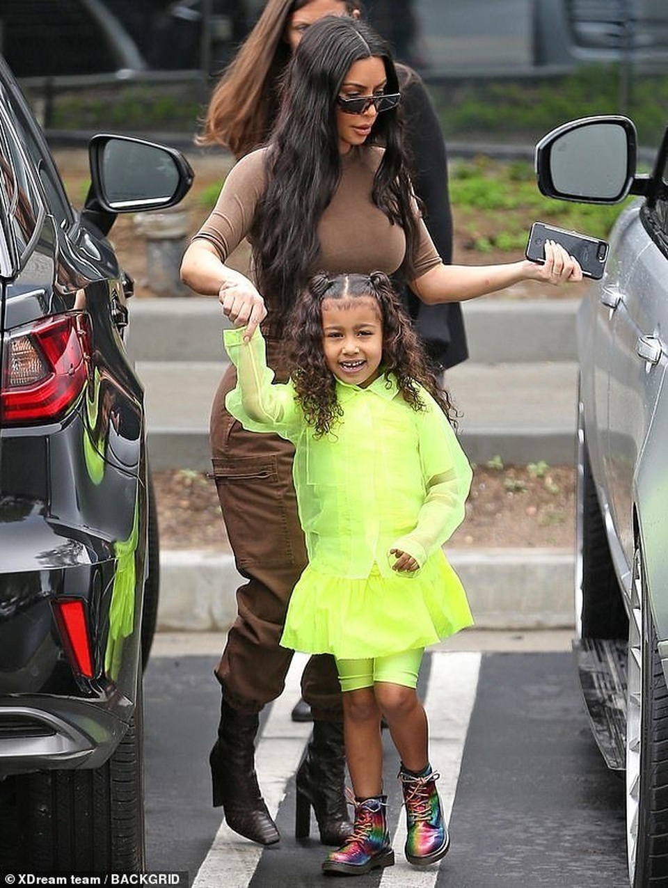 Kim Kardashian cùng chồng con tới nhà thờ - 2 Kim Kardashian cùng chồng con tới nhà thờ - 2