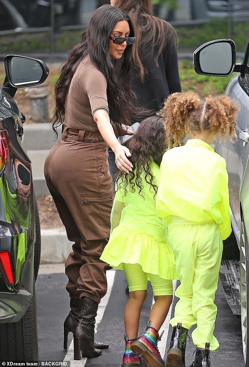 Kim Kardashian cùng chồng con tới nhà thờ - 1 Kim Kardashian cùng chồng con tới nhà thờ - 1