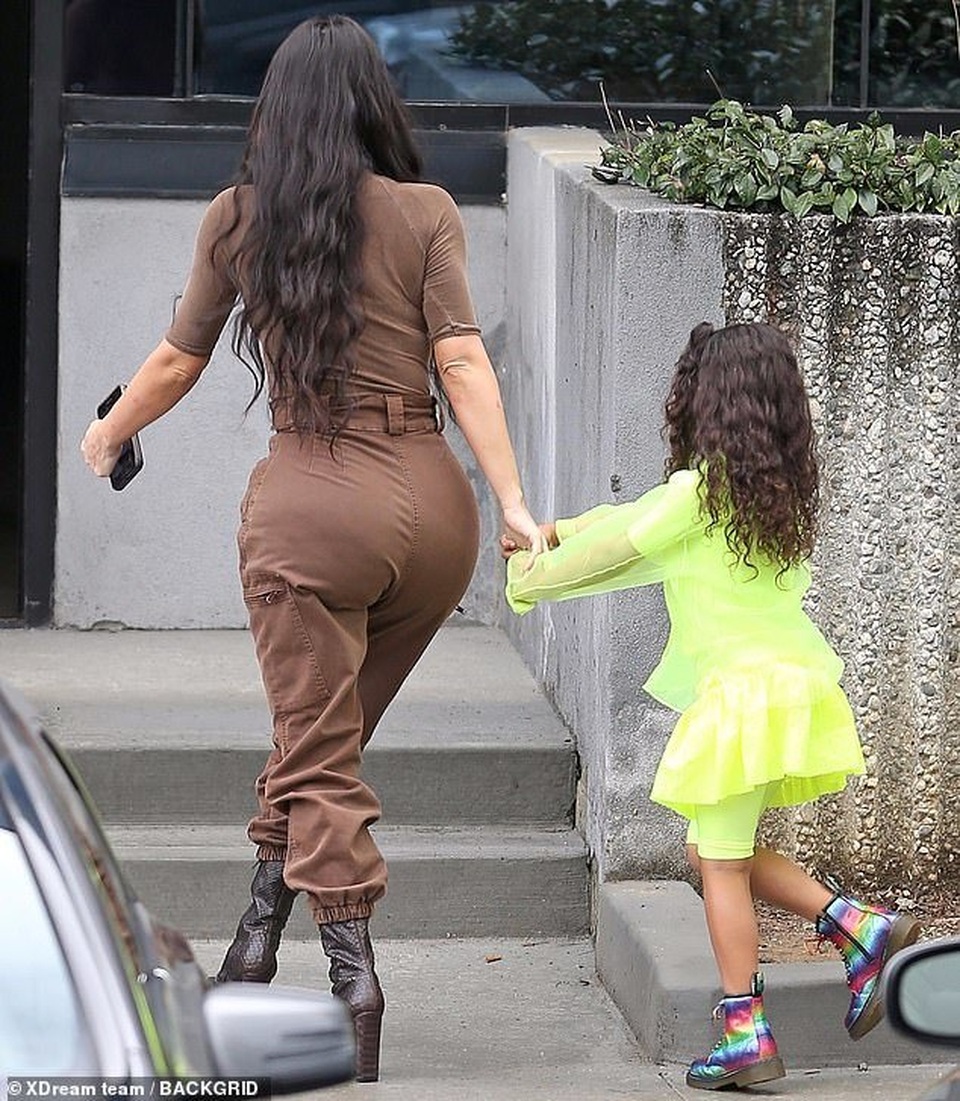 Kim Kardashian cùng chồng con tới nhà thờ - 3 Kim Kardashian cùng chồng con tới nhà thờ - 3