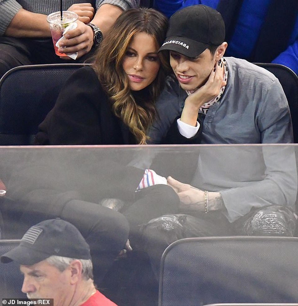 Kate Beckinsale hôn say đắm bạn trai kém 20 tuổi - 5