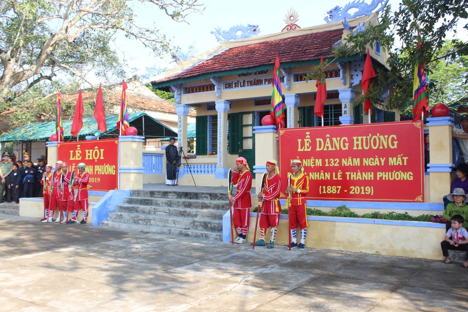 Hàng ngàn người tham gia Lễ Tưởng niệm 132 năm Ngày mất danh nhân lịch sử Lê Thành Phương - 1 Hàng ngàn người tham gia Lễ Tưởng niệm 132 năm Ngày mất danh nhân lịch sử Lê Thành Phương - 1