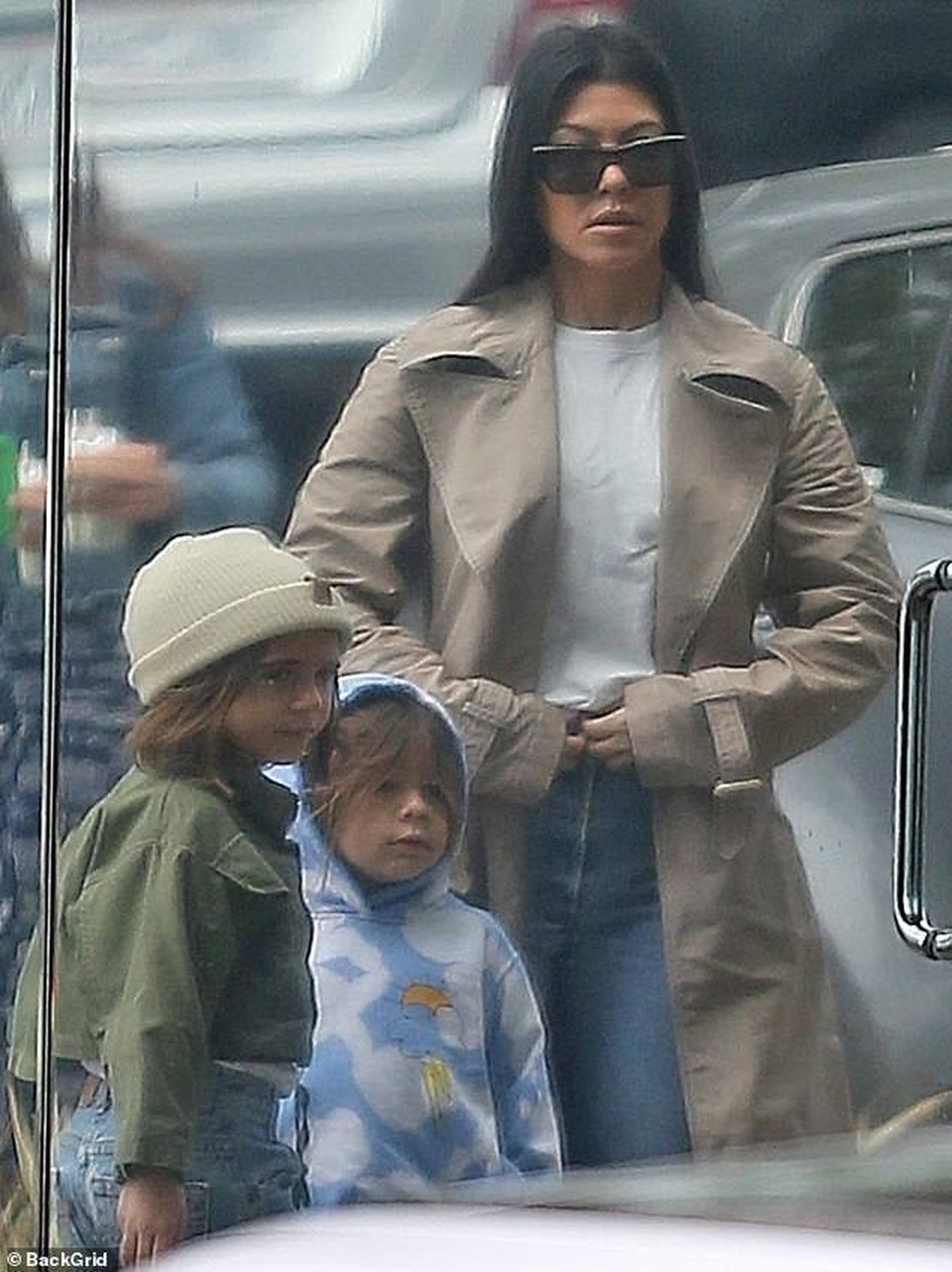 Kim Kardashian cùng chồng con tới nhà thờ - 6 Kim Kardashian cùng chồng con tới nhà thờ - 6