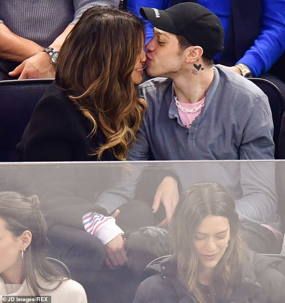 Kate Beckinsale hôn say đắm bạn trai kém 20 tuổi - 1