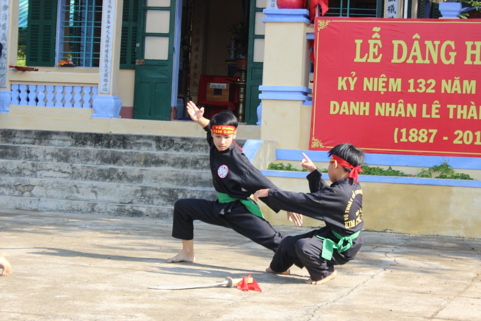 Hàng ngàn người tham gia Lễ Tưởng niệm 132 năm Ngày mất danh nhân lịch sử Lê Thành Phương - 6 Hàng ngàn người tham gia Lễ Tưởng niệm 132 năm Ngày mất danh nhân lịch sử Lê Thành Phương - 6