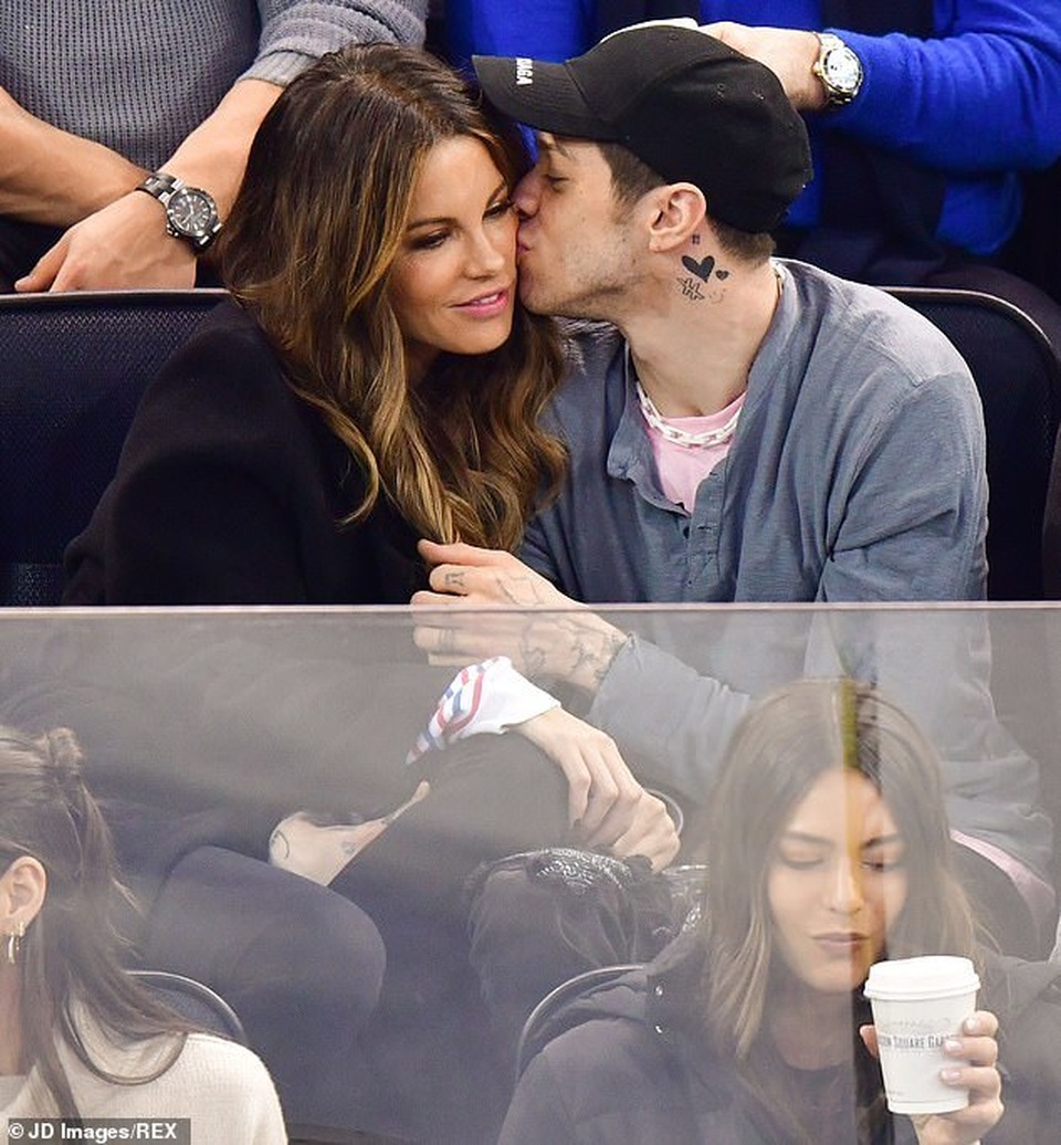 Kate Beckinsale hôn say đắm bạn trai kém 20 tuổi - 4