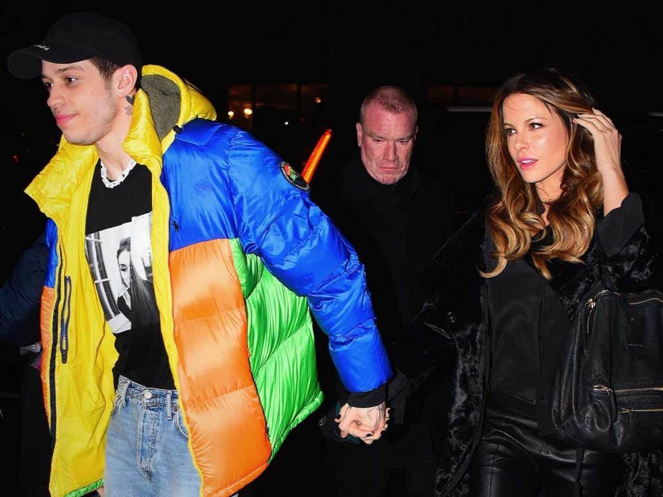 Kate Beckinsale nắm tay bạn trai kém 20 tuổi ra phố  - 7