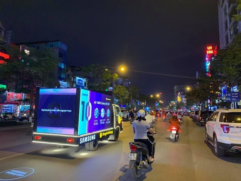 Thế Giới Di Động độ xe, chở Galaxy S10/S10+ diễu phố khắp Sài Gòn, Hà Nội - 2