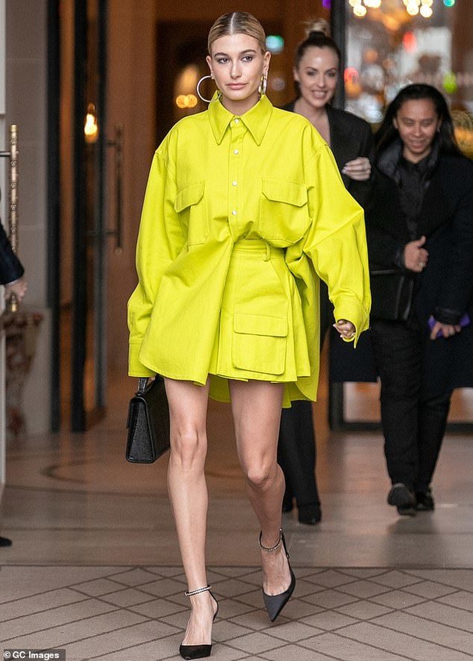 Dự tuần lễ thời trang Paris, vợ Justin Bieber thay 4 bộ đồ một ngày - 2 Dự tuần lễ thời trang Paris, vợ Justin Bieber thay 4 bộ đồ một ngày - 2