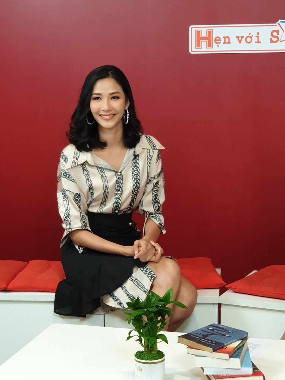 Hoàng Thùy úp mở chuyện tiếp nối HHen Niê dự thi Hoa hậu Hoàn vũ thế giới - 3 Hoàng Thùy úp mở chuyện tiếp nối HHen Niê dự thi Hoa hậu Hoàn vũ thế giới - 3