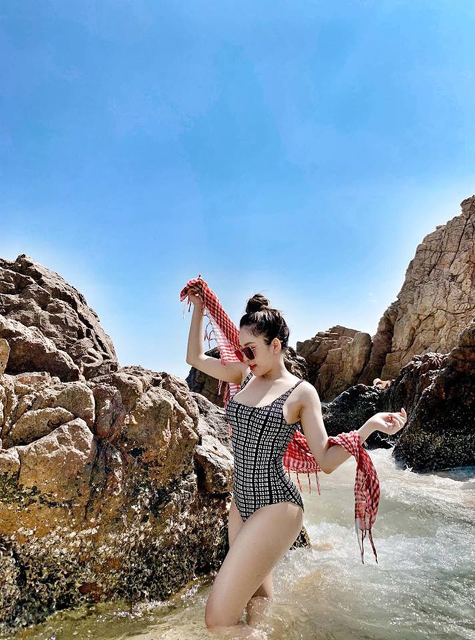 Hot girl Việt rủ nhau tung loạt ảnh bikini nóng bỏng - 8