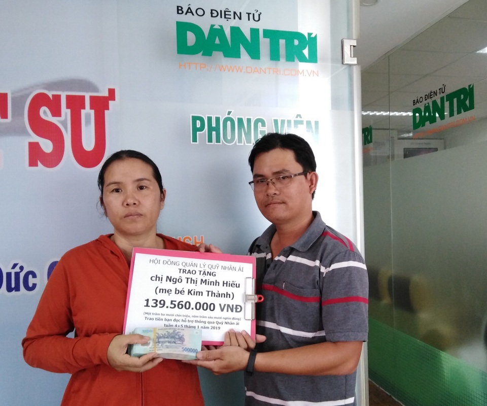 Trao quà bạn đọc đến gia đình bé Huỳnh Kim Thành Trao quà bạn đọc đến gia đình bé Huỳnh Kim Thành