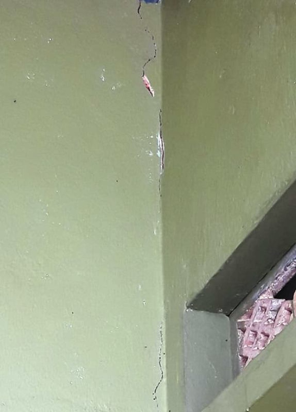 Do ảnh hưởng của trận lốc xoáy khiến một bức tường nhà dân bị nứt nẻ. Do ảnh hưởng của trận lốc xoáy khiến một bức tường nhà dân bị nứt nẻ.