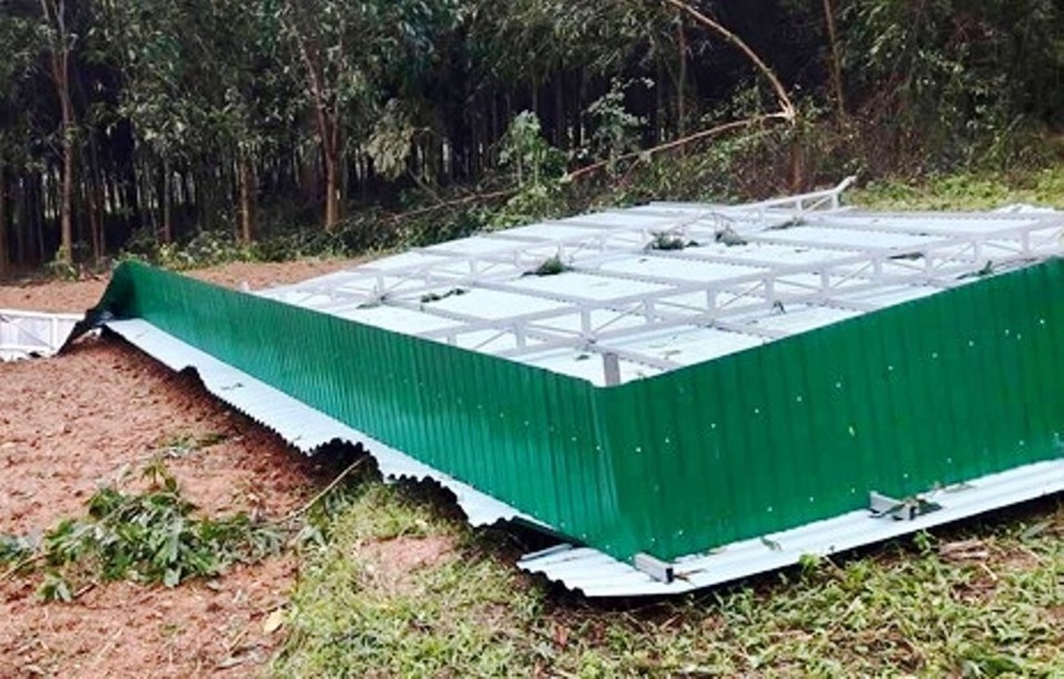 Một mái tôn bị gió lốc cuốn sập hoàn toàn. Một mái tôn bị gió lốc cuốn sập hoàn toàn.