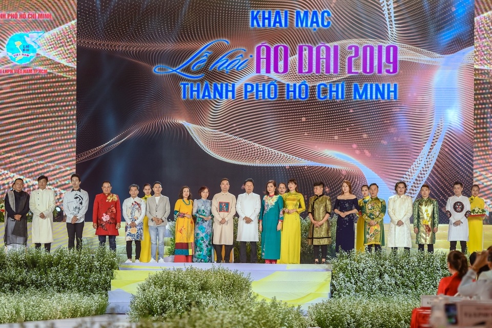 NTK Đỗ Trịnh Hoài Nam ghi dấu ấn với 99 áo dài Quốc kỳ - 1 NTK Đỗ Trịnh Hoài Nam ghi dấu ấn với 99 áo dài Quốc kỳ - 1