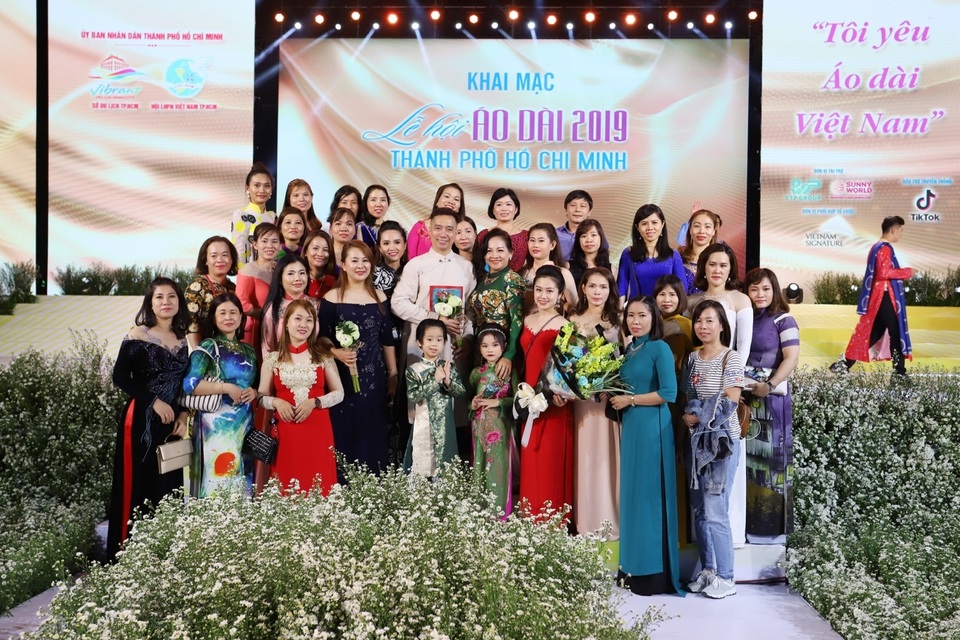 NTK Đỗ Trịnh Hoài Nam ghi dấu ấn với 99 áo dài Quốc kỳ - 2 NTK Đỗ Trịnh Hoài Nam ghi dấu ấn với 99 áo dài Quốc kỳ - 2