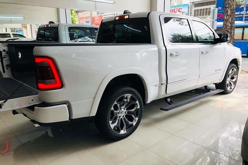 Chạy tăng phí trước bạ, dân đổ xô đi mua xe bán tải - 1 Chạy tăng phí trước bạ, dân đổ xô đi mua xe bán tải - 1