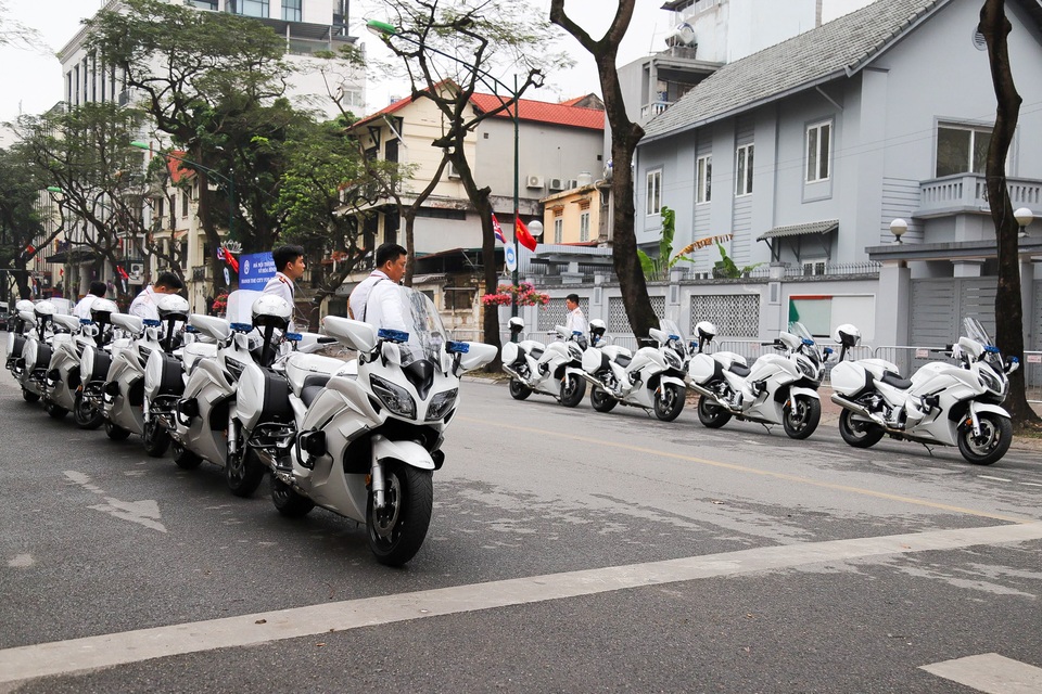 Dàn môtô khủng hộ tống xe nguyên thủ tại thượng đỉnh Mỹ - Triều - 9 Dàn môtô khủng hộ tống xe nguyên thủ tại thượng đỉnh Mỹ - Triều - 9