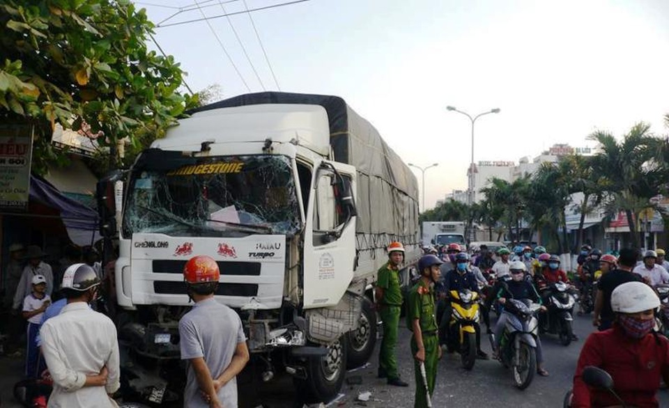 Xe tải gây nạn liên hoàn, 3 người nhập viện - 4 Xe tải gây nạn liên hoàn, 3 người nhập viện - 4