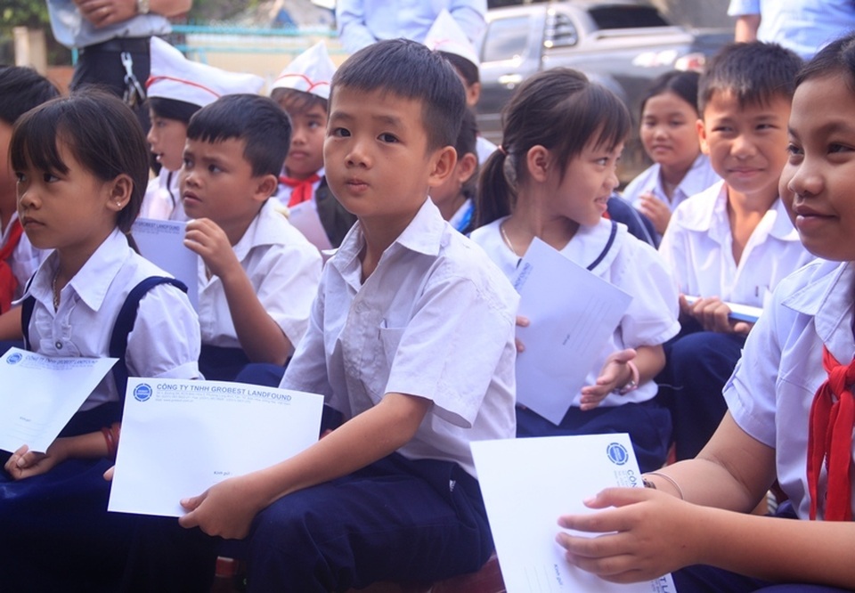 Học bổng Grobest Việt Nam đến với học sinh nghèo hiếu học tỉnh Bình Định - 6 Học bổng Grobest Việt Nam đến với học sinh nghèo hiếu học tỉnh Bình Định - 6