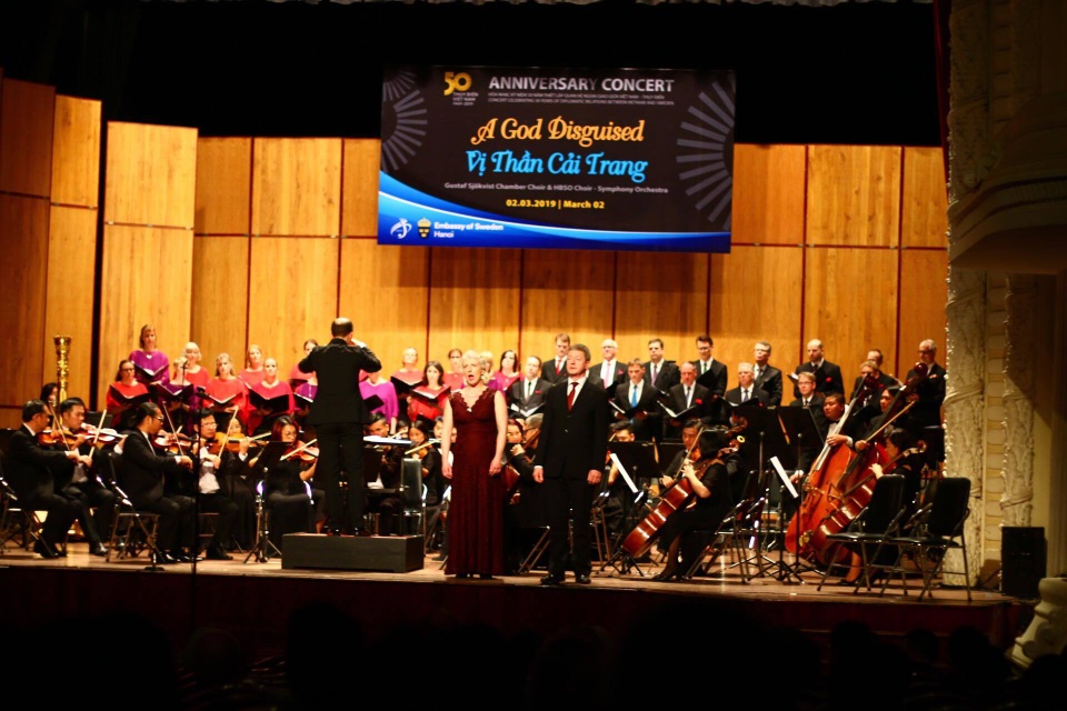 Đại sứ Thụy Điển ngẫu hứng hát cùng dàn đồng ca  - 2