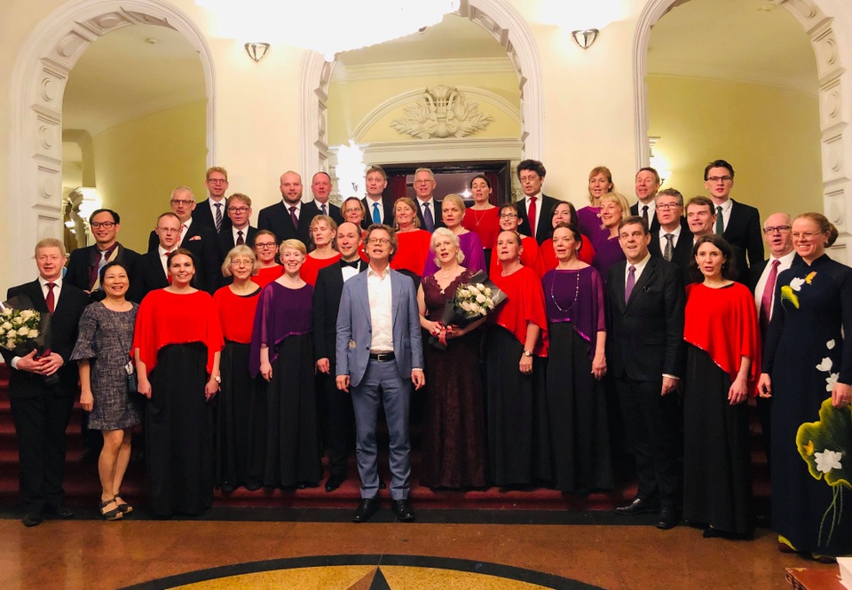 Đại sứ Thụy Điển ngẫu hứng hát cùng dàn đồng ca  - 1