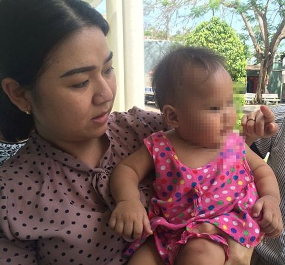 Nhốt bé 8 tháng tuổi một mình trong phòng trọ để... đi khám bệnh (!) - 1 Nhốt bé 8 tháng tuổi một mình trong phòng trọ để... đi khám bệnh (!) - 1