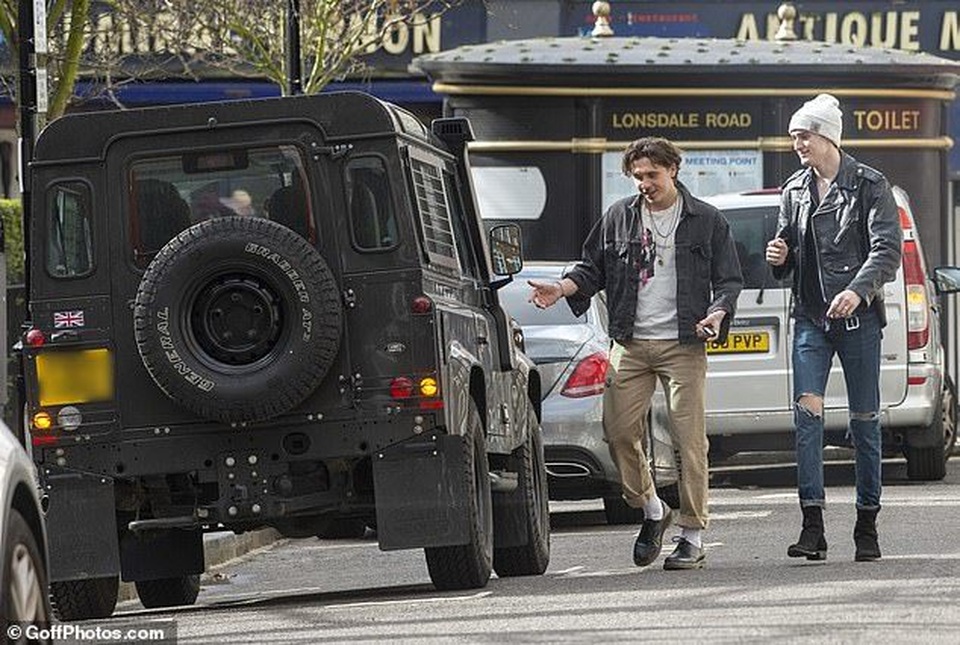 Brooklyn Beckham đón sinh nhật tuổi 20 bên bạn gái người mẫu - 9