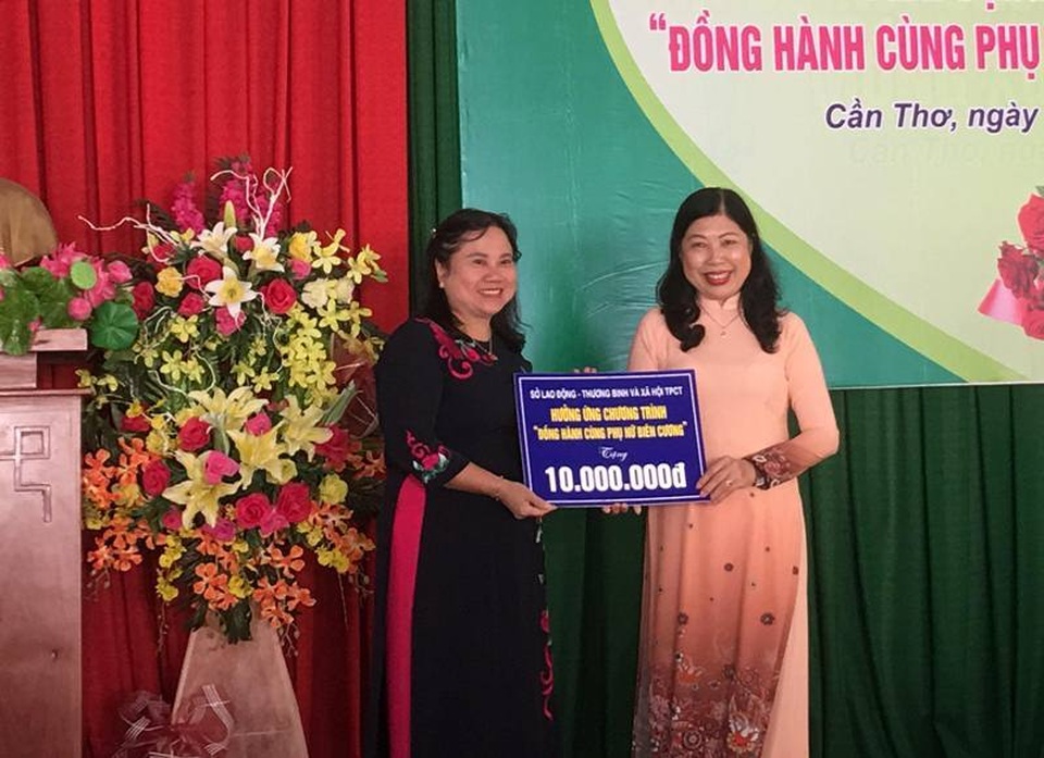 Bà Trần Thị Xuân Mai - Giám đốc Sở LĐTBXH Cần Thơ trao bảng tượng trưng 10 triệu ủng hộ chương trình “Đồng hành cùng phụ nữ biên cương”. Bà Trần Thị Xuân Mai - Giám đốc Sở LĐTBXH Cần Thơ trao bảng tượng trưng 10 triệu ủng hộ chương trình “Đồng hành cùng phụ nữ biên cương”.